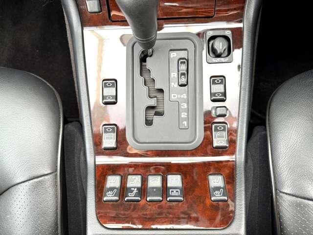 装備：ワンオーナー／サンルーフ／社外パナソニックナビ／ブラックフルレザーシート／シートヒーター／電動テールゲート／メモリー機能付き電動シート／バックカメラ／純正１６インチＡＷ