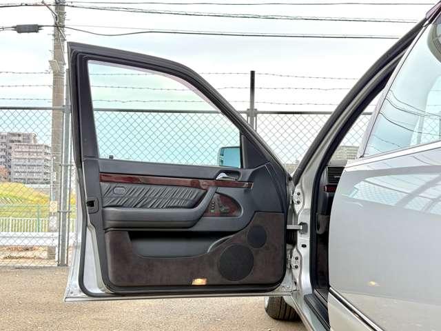 装備：ワンオーナー／サンルーフ／社外パナソニックナビ／ブラックフルレザーシート／シートヒーター／電動テールゲート／メモリー機能付き電動シート／バックカメラ／純正１６インチＡＷ