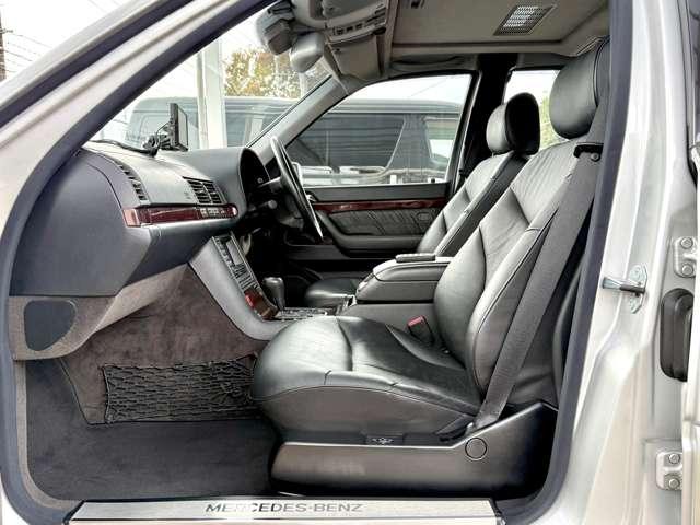 装備：ワンオーナー／サンルーフ／社外パナソニックナビ／ブラックフルレザーシート／シートヒーター／電動テールゲート／メモリー機能付き電動シート／バックカメラ／純正１６インチＡＷ