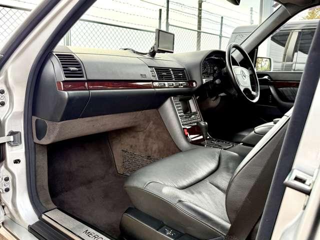 装備：ワンオーナー／サンルーフ／社外パナソニックナビ／ブラックフルレザーシート／シートヒーター／電動テールゲート／メモリー機能付き電動シート／バックカメラ／純正１６インチＡＷ