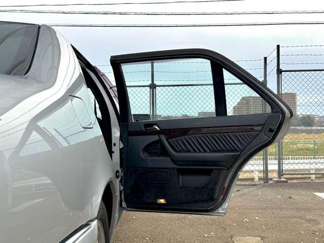 装備：ワンオーナー／サンルーフ／社外パナソニックナビ／ブラックフルレザーシート／シートヒーター／電動テールゲート／メモリー機能付き電動シート／バックカメラ／純正１６インチＡＷ