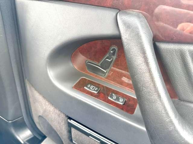 装備：ワンオーナー／サンルーフ／社外パナソニックナビ／ブラックフルレザーシート／シートヒーター／電動テールゲート／メモリー機能付き電動シート／バックカメラ／純正１６インチＡＷ