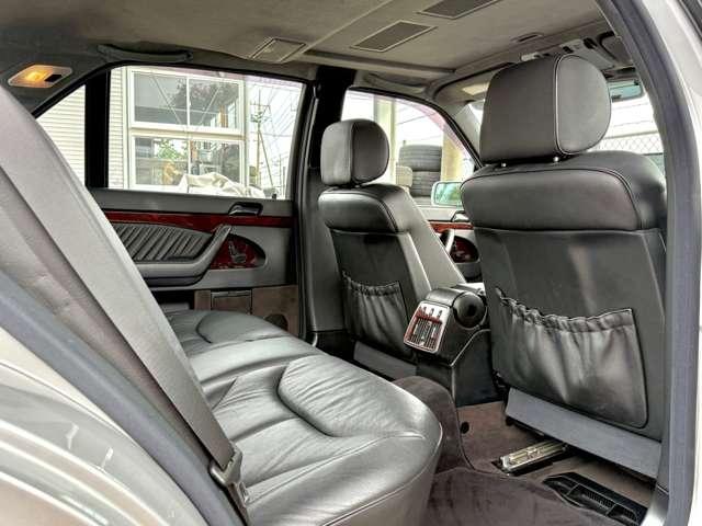 装備：ワンオーナー／サンルーフ／社外パナソニックナビ／ブラックフルレザーシート／シートヒーター／電動テールゲート／メモリー機能付き電動シート／バックカメラ／純正１６インチＡＷ