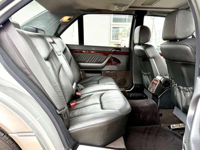 装備：ワンオーナー／サンルーフ／社外パナソニックナビ／ブラックフルレザーシート／シートヒーター／電動テールゲート／メモリー機能付き電動シート／バックカメラ／純正１６インチＡＷ