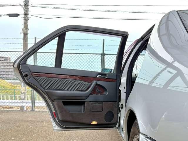 装備：ワンオーナー／サンルーフ／社外パナソニックナビ／ブラックフルレザーシート／シートヒーター／電動テールゲート／メモリー機能付き電動シート／バックカメラ／純正１６インチＡＷ