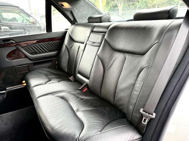 装備：ワンオーナー／サンルーフ／社外パナソニックナビ／ブラックフルレザーシート／シートヒーター／電動テールゲート／メモリー機能付き電動シート／バックカメラ／純正１６インチＡＷ