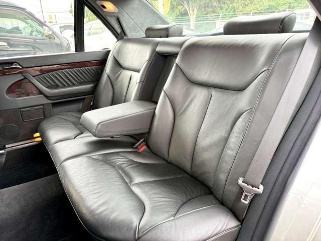 装備：ワンオーナー／サンルーフ／社外パナソニックナビ／ブラックフルレザーシート／シートヒーター／電動テールゲート／メモリー機能付き電動シート／バックカメラ／純正１６インチＡＷ