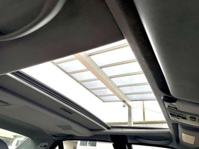 装備：ワンオーナー／サンルーフ／社外パナソニックナビ／ブラックフルレザーシート／シートヒーター／電動テールゲート／メモリー機能付き電動シート／バックカメラ／純正１６インチＡＷ