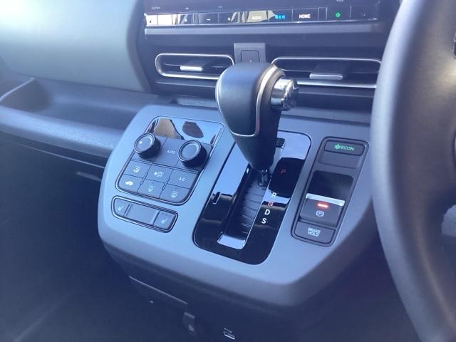 フリード クロスター 11.4インチ Honda CONNECTナビ・デモカーUP・禁煙車・シートヒーター・ブラインドスポットインフォメーション・USBチャージャー・LEDフォグライト・15インチアルミ・ロールサンシェード(10枚目)