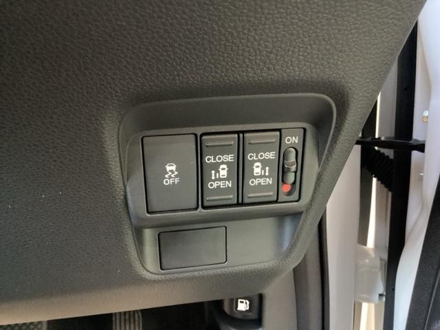 フリード クロスター 11.4インチ Honda CONNECTナビ・デモカーUP・禁煙車・シートヒーター・ブラインドスポットインフォメーション・USBチャージャー・LEDフォグライト・15インチアルミ・ロールサンシェード(19枚目)