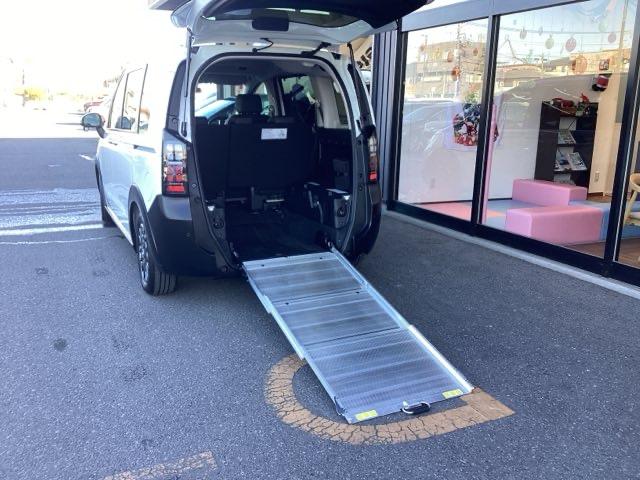 フリード ｅ：ＨＥＶクロスタースロープ　１１．４インチ純正ナビ・福祉車両・デモカーＵＰ・禁煙車・シートヒーター・ブラインドスポットインフォメーション・ＵＳＢチャージャー・ＬＥＤフォグライト・リアクーラー・ロールサンシェード・１５インチアルミ（2枚目）