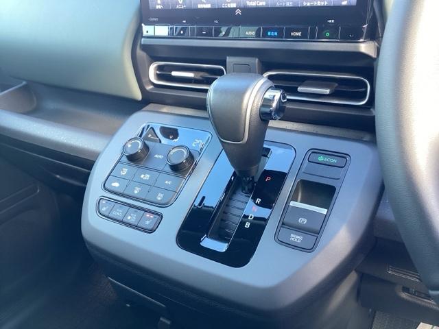 フリード ｅ：ＨＥＶクロスタースロープ　１１．４インチ純正ナビ・福祉車両・デモカーＵＰ・禁煙車・シートヒーター・ブラインドスポットインフォメーション・ＵＳＢチャージャー・ＬＥＤフォグライト・リアクーラー・ロールサンシェード・１５インチアルミ（12枚目）