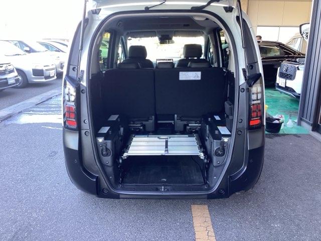 フリード ｅ：ＨＥＶクロスタースロープ　１１．４インチ純正ナビ・福祉車両・デモカーＵＰ・禁煙車・シートヒーター・ブラインドスポットインフォメーション・ＵＳＢチャージャー・ＬＥＤフォグライト・リアクーラー・ロールサンシェード・１５インチアルミ（26枚目）