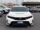 シビック タイプR 1オーナー・禁煙車・純正ナビ・Rカメラ・電子パーキング・運転支援・ハンズフリー充電・純正テールゲートスポイラー・フットライト・ドアポケットイルミ・センターコンソールイルミ・サイドステップガーニッシュ 中古車画像_2