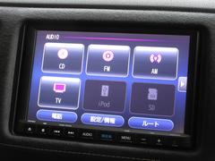 ギャザズ８インチメモリーナビ（ＶＸＭ−２１５ＶＦＥｉ）が装着されております。ＡＭ、ＦＭ、ＣＤ、フルセグＴＶ、Ｂｌｕｅｔｏｏｔｈがご使用いただけます。初めて訪れた場所でも道に迷わず安心ですね！ 2