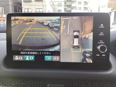 運転が苦手な方も車庫入れラクラクです！ギアをリバースに入れれば自動的にモニターが切り換わりますので、面倒な操作は不要です。狭い駐車場もお車を傷つけず安心です！ 7