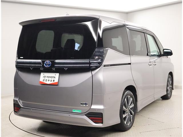 ヴォクシー ハイブリッドＳ－Ｚ　パワーウィンドウ　ＤＶＤ再生機能　インテリキー　横滑防止装置　地デジＴＶ　アクティブクルーズコントロール　フルオートエアコン　リアカメラ　エアバッグ　ＡＢＳ　１００Ｖ充電　ナビＴＶ　ＷＡＣ　キーレス（3枚目）