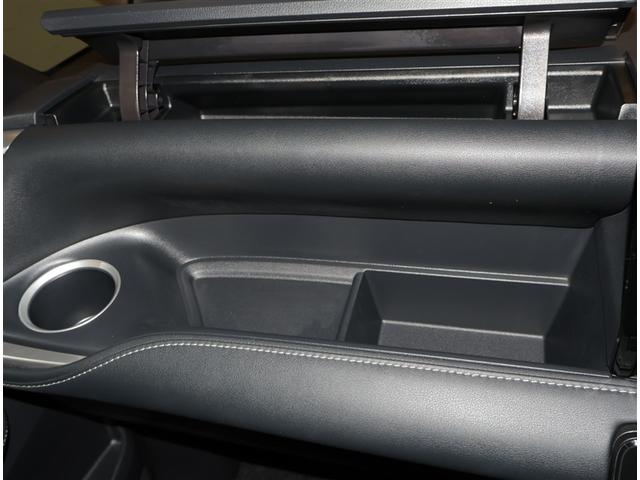 ノア ハイブリッドＳ－Ｚ　横滑り防止機能　エアバッグ　オートクルーズコントロール　地デジ　両側自動ドア　ダブルエアコン　スマートエントリー　ＬＥＤランプ　バックモニター　メモリナビ　３列シート　ＥＴＣ付き　ＡＢＳ　ＡＣ１００Ｖ（12枚目）