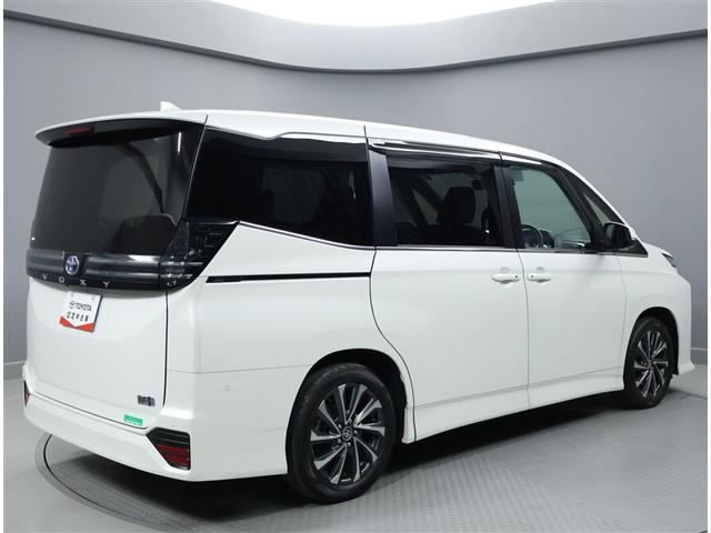 ヴォクシー ハイブリッドＳ－Ｚ　パワーウィンドウ　テレビ　ＤＶＤ再生機能　インテリキー　横滑防止装置　地デジＴＶ　アクティブクルーズコントロール　フルオートエアコン　リアカメラ　エアバッグ　ＡＢＳ　１００Ｖ充電　ＷＡＣ　キーレス（3枚目）