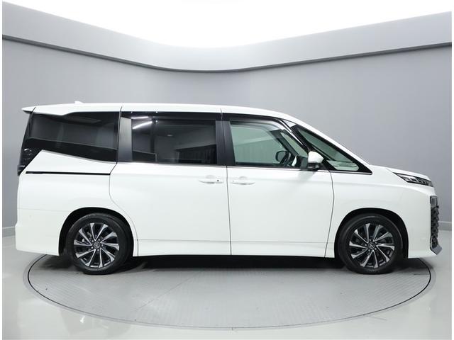 ヴォクシー ハイブリッドＳ－Ｚ　パワーウィンドウ　テレビ　ＤＶＤ再生機能　インテリキー　横滑防止装置　地デジＴＶ　アクティブクルーズコントロール　フルオートエアコン　リアカメラ　エアバッグ　ＡＢＳ　１００Ｖ充電　ＷＡＣ　キーレス（4枚目）