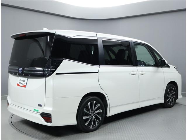 ヴォクシー ハイブリッドＳ－Ｚ　パワーウィンドウ　テレビ　ＤＶＤ再生機能　インテリキー　横滑防止装置　地デジＴＶ　アクティブクルーズコントロール　フルオートエアコン　リアカメラ　エアバッグ　ＡＢＳ　１００Ｖ充電　ＷＡＣ　キーレス（3枚目）