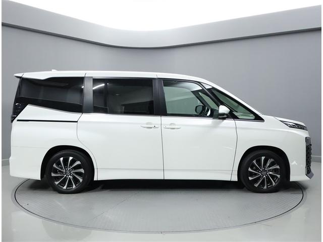 ヴォクシー ハイブリッドＳ－Ｚ　パワーウィンドウ　テレビ　ＤＶＤ再生機能　インテリキー　横滑防止装置　地デジＴＶ　アクティブクルーズコントロール　フルオートエアコン　リアカメラ　エアバッグ　ＡＢＳ　１００Ｖ充電　ＷＡＣ　キーレス（4枚目）