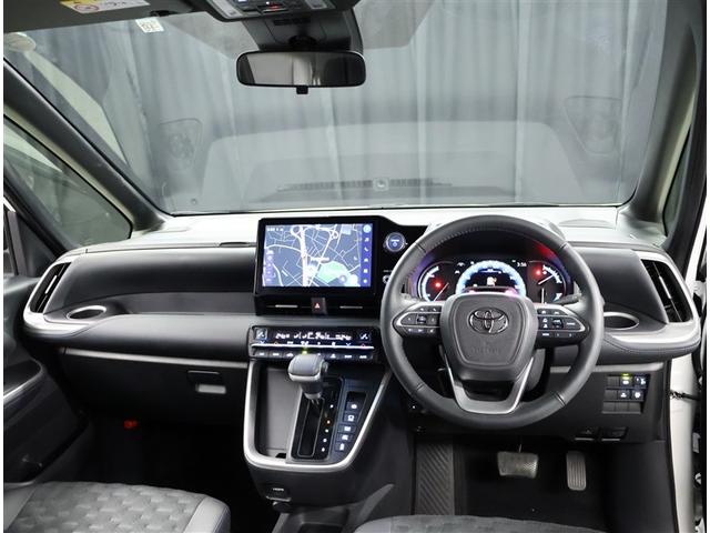 ヴォクシー ハイブリッドＳ－Ｚ　パワーウィンドウ　テレビ　ＤＶＤ再生機能　インテリキー　横滑防止装置　地デジＴＶ　アクティブクルーズコントロール　フルオートエアコン　リアカメラ　エアバッグ　ＡＢＳ　１００Ｖ充電　ＷＡＣ　キーレス（5枚目）