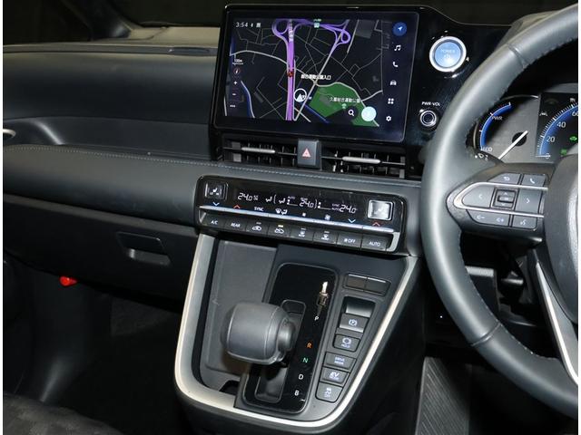 ヴォクシー ハイブリッドＳ－Ｚ　パワーウィンドウ　テレビ　ＤＶＤ再生機能　インテリキー　横滑防止装置　地デジＴＶ　アクティブクルーズコントロール　フルオートエアコン　リアカメラ　エアバッグ　ＡＢＳ　１００Ｖ充電　ＷＡＣ　キーレス（8枚目）