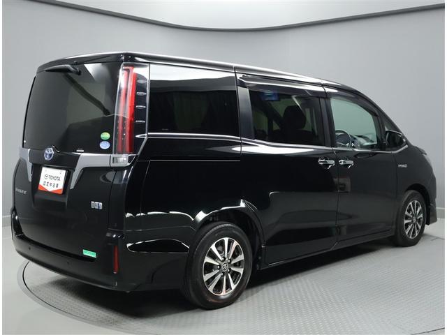 エスクァイア ハイブリッドＧｉ　Ｒカメラ　ＡＡＣ　ナビ＆ＴＶ　リアエアコン　記録簿付き　地デジ　クルーズコントロール　ＬＥＤライト　キーレスエントリー　スマートキー付　ＤＶＤ再生可　エアバック　横滑防止装置　盗難防止システム　ＥＴＣ（3枚目）