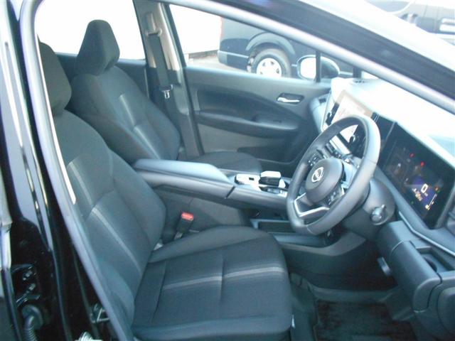 前席は、ひじ掛け付きのシートでゆったり座れます！！