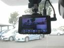 ハイブリッド　ダブルバイビー　追突軽減ブレーキ　バックモニタ　地デジフルセグ　横滑防止　ナビＴＶ　スマキー　ＬＥＤライト　デュアルエアバッグ　エアコン　オートクルーズ　サイドエアバッグ　ＥＴＣ付　ＰＳ　キーフリー　ＡＢＳ　盗難防止（22枚目）