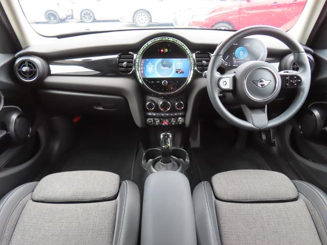 MINI クーパーD クラシック・トリム バックカメラ クリアランスソナー オートクルーズコントロール 衝突被害軽減システム オートライト アルミホイール スマートキー シートヒーター LEDヘッドランプ アイドリングストップ オットマン(2枚目)