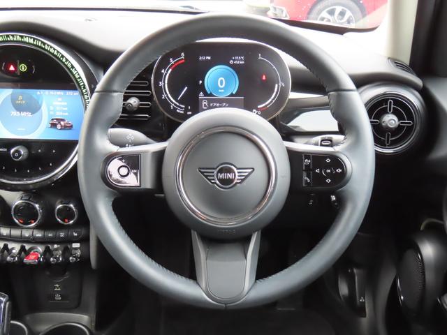 MINI クーパーD クラシック・トリム バックカメラ クリアランスソナー オートクルーズコントロール 衝突被害軽減システム オートライト アルミホイール スマートキー シートヒーター LEDヘッドランプ アイドリングストップ オットマン(3枚目)