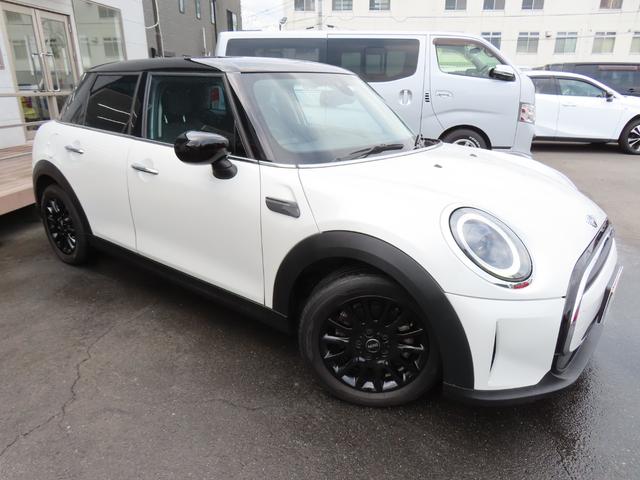 MINI クーパーD クラシック・トリム バックカメラ クリアランスソナー オートクルーズコントロール 衝突被害軽減システム オートライト アルミホイール スマートキー シートヒーター LEDヘッドランプ アイドリングストップ オットマン(13枚目)