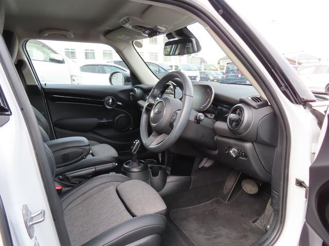 MINI クーパーD クラシック・トリム バックカメラ クリアランスソナー オートクルーズコントロール 衝突被害軽減システム オートライト アルミホイール スマートキー シートヒーター LEDヘッドランプ アイドリングストップ オットマン(46枚目)