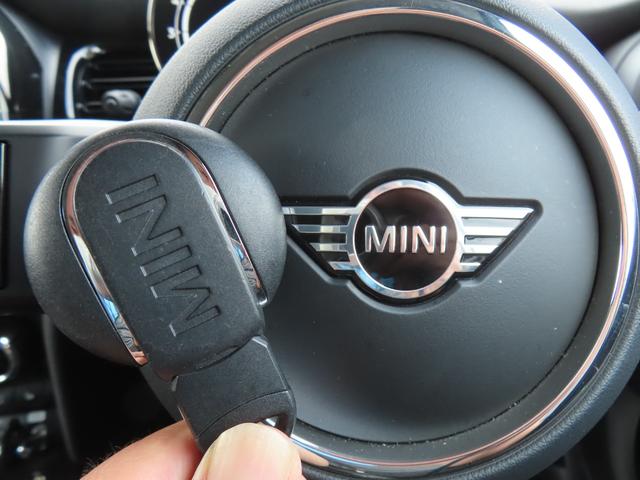 MINI クーパーD クラシック・トリム バックカメラ クリアランスソナー オートクルーズコントロール 衝突被害軽減システム オートライト アルミホイール スマートキー シートヒーター LEDヘッドランプ アイドリングストップ オットマン(60枚目)