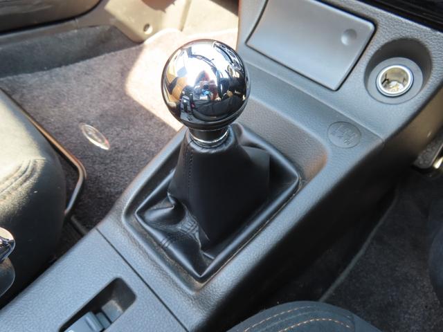 必ず使用するシフトレバー。確りと確認したいですね。