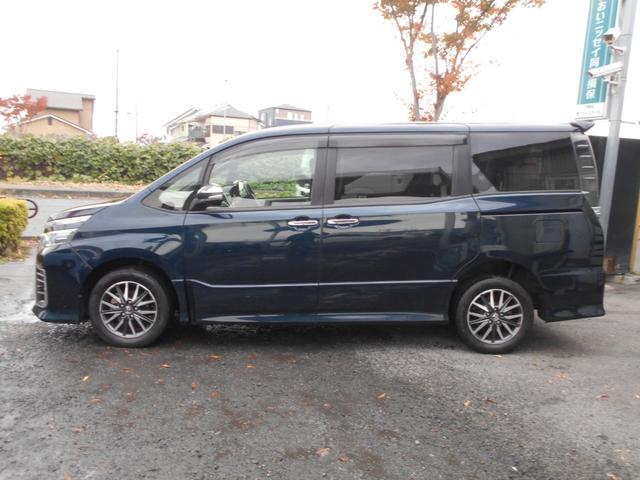 ヴォクシー ZS 煌 4WD 純正ナビ フルセグTV Bカメラ DVD再生 ブルートゥース 純正フリップダウンモニター 新品ドラレコ 両側パワースライドドア スマートキー プッシュスタート ETC 純正アルミ Tチェーン(9枚目)