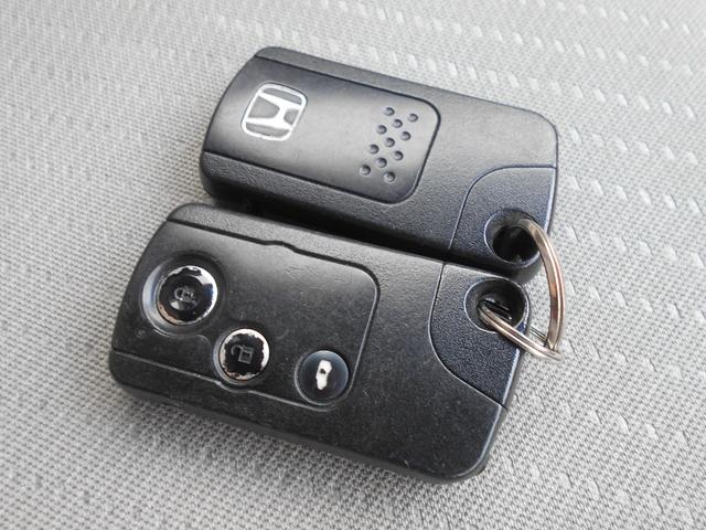 フリードハイブリッド ジャストセレクション 新品ワンセグ付ナビ 新品ドラレコ パワースライドドア スマートキー ETC ウィンカーミラー 社外15インチアルミ 純正HID リアスポイラー チェーンベルト(16枚目)