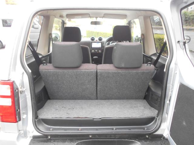 荷室も沢山荷物が入ります♪軽自動車なりに空間の確保を考えるのは全メーカー同様の考えのようです。後部座席のアレンジもあるため、多彩な使い方が出来ます。一度現車にてご確認ください！！