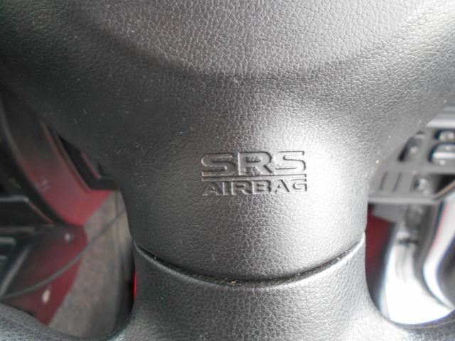 エアバック搭載のハンドルです。近頃は標準が当たり前といってもいいほど、安全面で装着されている代物です。あって損は無い装備ですが、安全、安心を心掛け、ゆとり運転をお願いします。