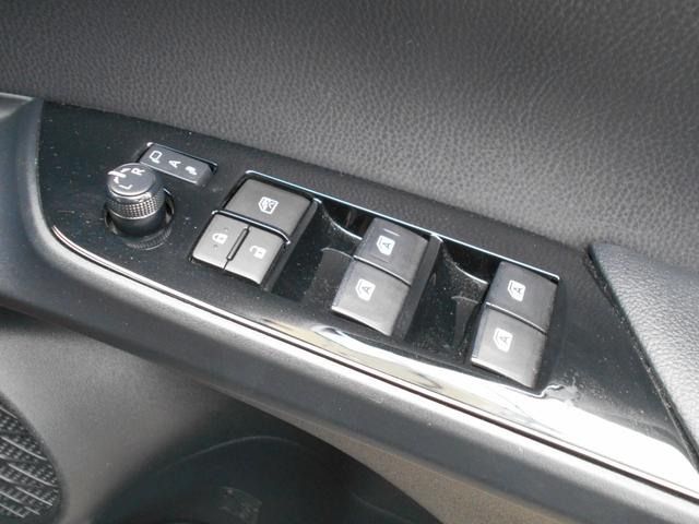 プリウス Ｓツーリングセレクション　社外フルエアロ　純正８インチナビ　フルセグＴＶ　Ｂカメラ　ＤＶＤ再生　ブルートゥース　レザーシート　スマートキー　プッシュスタート　シートヒーター　ＥＴＣ　４本新品タイヤ　ウッドハンドル　Ｔチェーン（17枚目）