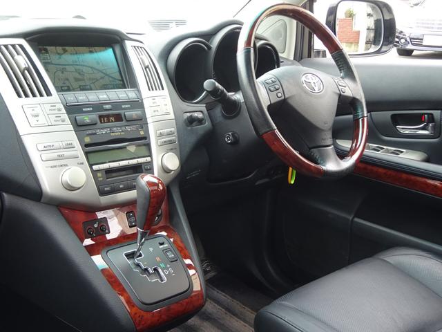 AIRS 4WD 黒革 大型サンルーフ 純正フルエアロ 純正ナビ 6連奏CD フロント・サイド・バックカメラ シートヒータ- エアサス ウッドコンビハンドル 電動テールゲート 純正18アルミ HID キーレス(23枚目)