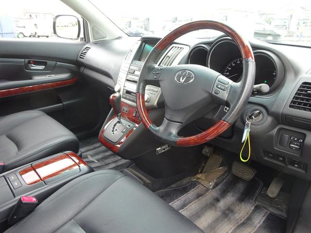 AIRS 4WD 黒革 大型サンルーフ 純正フルエアロ 純正ナビ 6連奏CD フロント・サイド・バックカメラ シートヒータ- エアサス ウッドコンビハンドル 電動テールゲート 純正18アルミ HID キーレス(26枚目)