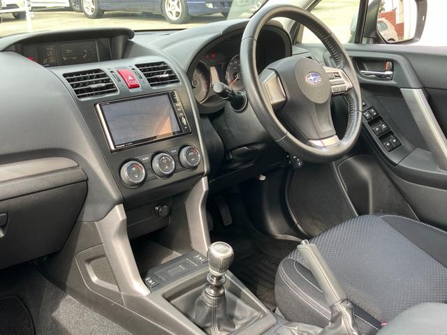 フォレスター ２．０ｉ－Ｌ　６速ＭＴ　４ＷＤ　クルコン　ＳＩ－ＤＲＩＶＥ　地デジＴＶ　Ｂｌｕｅｔｏｏｔｈ接続　社外メモリーナビ　ＣＤ／ＤＶＤ再生　バックカメラ　スマートキー　ＨＩＤ　前後フォグ　オートライト　ＥＴＣ　純正１７ＡＷ（45枚目）