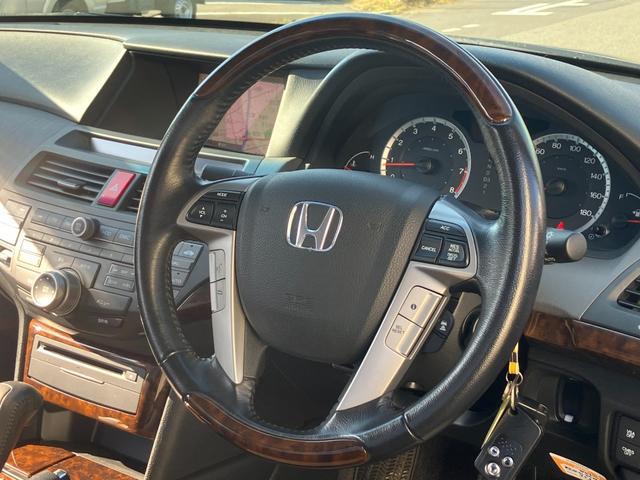 インスパイア ３５ｉＬ　黒半革　レギュラーガソリン車　衝突軽減ブレーキ　レーダークルーズ　地デジＴＶ　純正ＨＤＤナビ　ＣＤ／ＤＶＤ再生　音楽録音　バックカメラ　スマートキー　ハーフシートカバー　ウッドコンビハンドル／インパネ（49枚目）