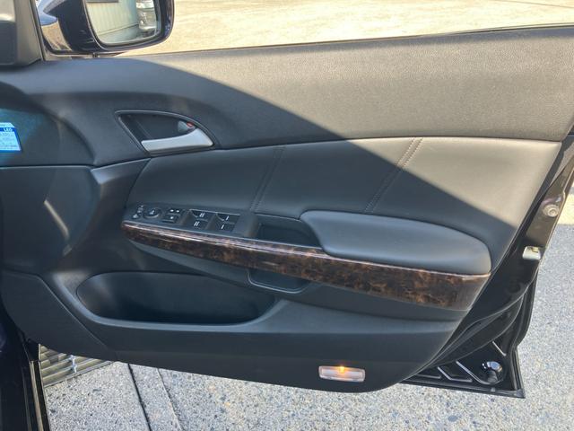 インスパイア ３５ｉＬ　黒半革　レギュラーガソリン車　衝突軽減ブレーキ　レーダークルーズ　地デジＴＶ　純正ＨＤＤナビ　ＣＤ／ＤＶＤ再生　音楽録音　バックカメラ　スマートキー　ハーフシートカバー　ウッドコンビハンドル／インパネ（57枚目）