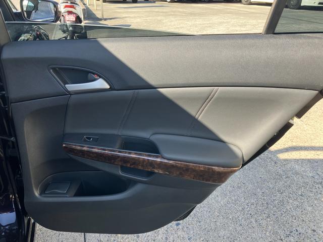 インスパイア ３５ｉＬ　黒半革　レギュラーガソリン車　衝突軽減ブレーキ　レーダークルーズ　地デジＴＶ　純正ＨＤＤナビ　ＣＤ／ＤＶＤ再生　音楽録音　バックカメラ　スマートキー　ハーフシートカバー　ウッドコンビハンドル／インパネ（58枚目）