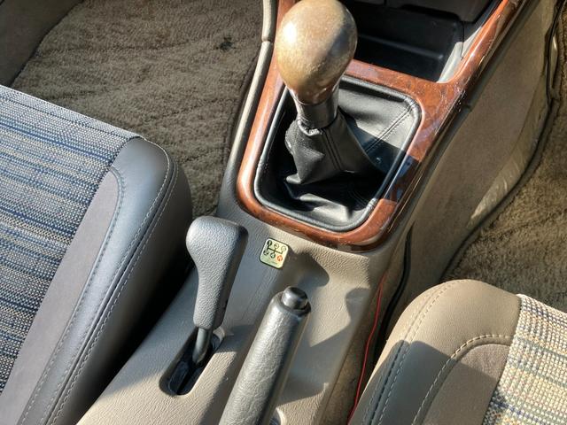 レガシィランカスター ランカスター　水平対向エンジン　デュアルレンジ　５速ＭＴ　サンルーフ　４ＷＤ　ハーフレザー　純正ＭＯＭＯウッドコンビハンドル　ウッド調インパネ　マッキントッシュＣＤ／ＭＤ　キーレス　ＥＴＣ　トノカバー　純正１６ＡＷ（20枚目）