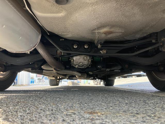 レガシィランカスター ランカスター　水平対向エンジン　デュアルレンジ　５速ＭＴ　サンルーフ　４ＷＤ　ハーフレザー　純正ＭＯＭＯウッドコンビハンドル　ウッド調インパネ　マッキントッシュＣＤ／ＭＤ　キーレス　ＥＴＣ　トノカバー　純正１６ＡＷ（45枚目）